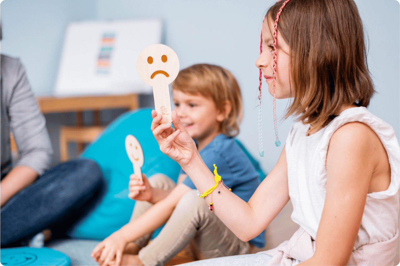 Dzieci wykonujące ćwiczenia oddechowe wspierające relaksację i redukcję stresu